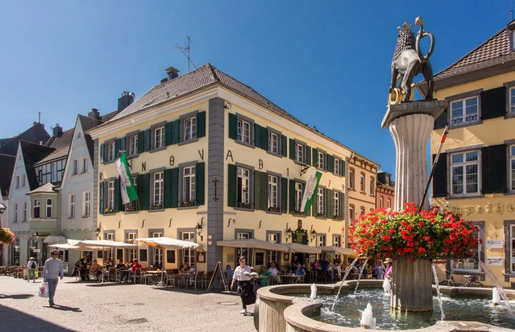 Ratingen Mitte am Marktplatz mit Sicht auf den Brunnen